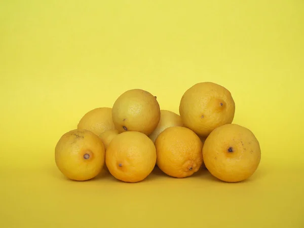 Citroenvruchten Wetenschappelijke Naam Citrus Limon Gele Achtergrond — Stockfoto