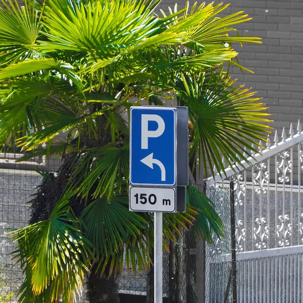 Estacionamento 150 Distância Sinal Sobre Palmeira — Fotografia de Stock