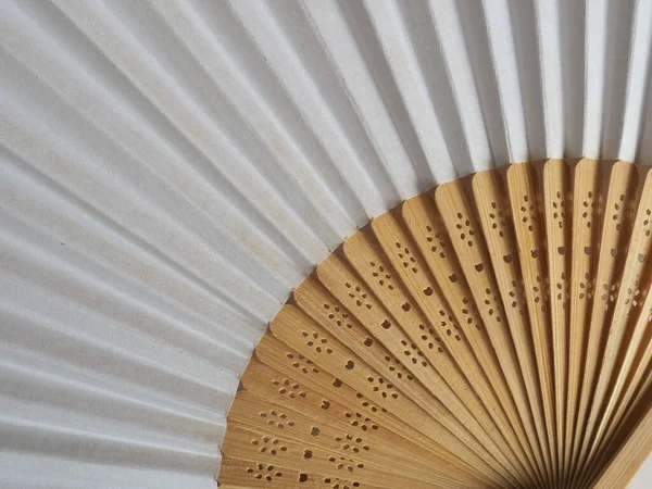 传统的日本或中国手扇 用纸和木料制成 — 图库照片