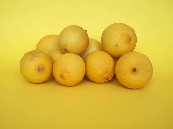 Citroenvruchten Wetenschappelijke Naam Citrus Limon Gele Achtergrond — Stockfoto