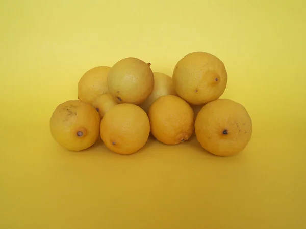 黄色い背景にレモンの実 Citrus Limon — ストック写真