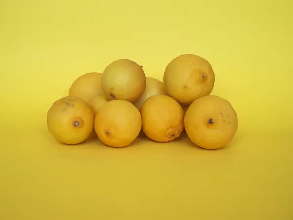 Owoce Cytryny Nazwa Naukowa Citrus Limon Żółtym Tle — Zdjęcie stockowe