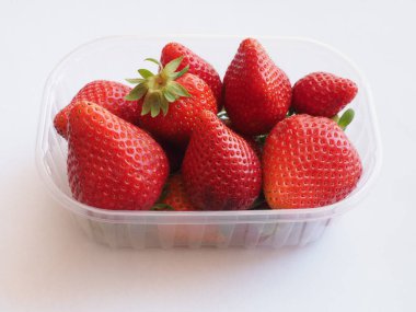 Beyaz zemin üzerinde büyük çilek kutusu