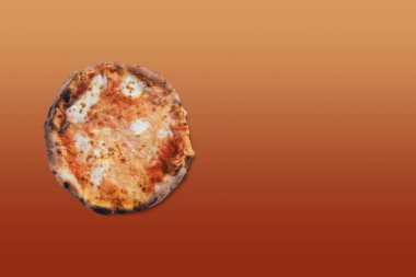 Renk gradyanı arkaplanı ile kopyalama alanı eşleşmesi üzerine pizza margherita