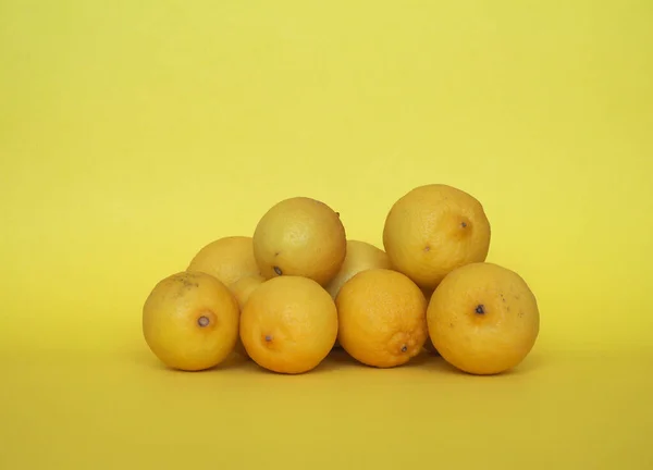 Citroenvruchten Wetenschappelijke Naam Citrus Limon Gele Achtergrond — Stockfoto