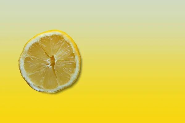Желтый Лимонный Ломтик Поверх Цветового Градиентного Фона Копированием Пространства — стоковое фото