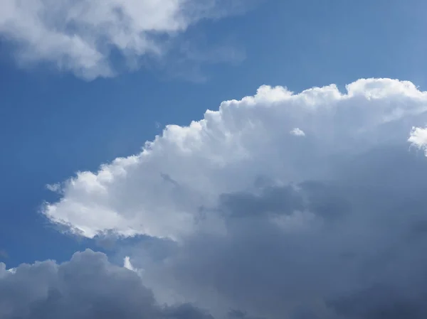 Dramatischer Stürmisch Blauer Himmel Mit Dunklen Wolken Als Hintergrund — Stockfoto