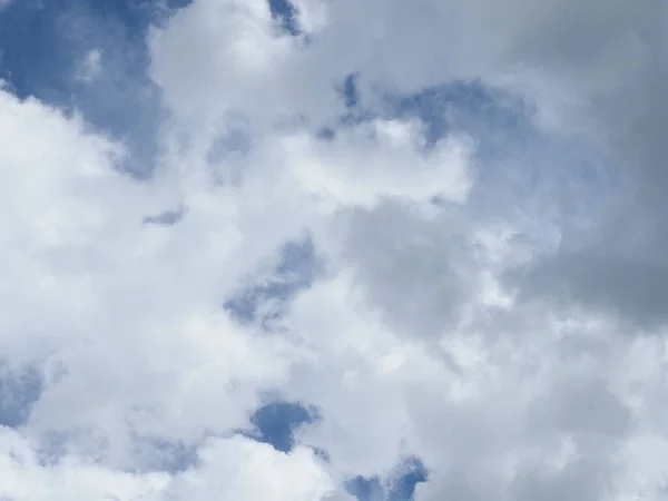 以云彩为背景的惊险刺激的蓝天 — 图库照片