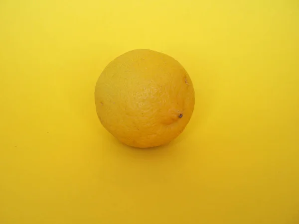 Fructe Lamaie Denumirea Stiintifica Citrus Limon Fundal Galben — Fotografie, imagine de stoc