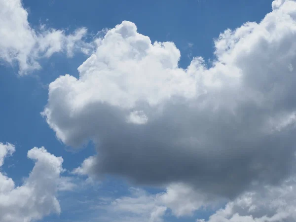 Dramatische Stormachtige Blauwe Lucht Met Donkere Wolken Nuttig Als Achtergrond — Stockfoto