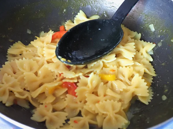 Farfalle Comida Tradicional Italiana Con Pimientos — Foto de Stock