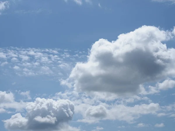 Dramatischer Stürmisch Blauer Himmel Mit Dunklen Wolken Als Hintergrund — Stockfoto