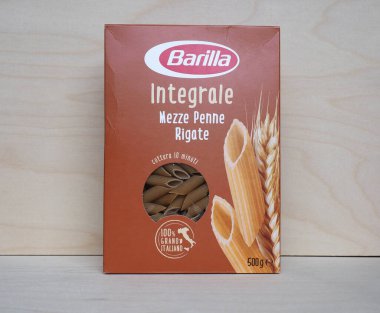 PARMA, İtalya - CRCA MAYIS 2021: bir kutu Barilla Mezze Penne Rigate tam tahıllı makarna