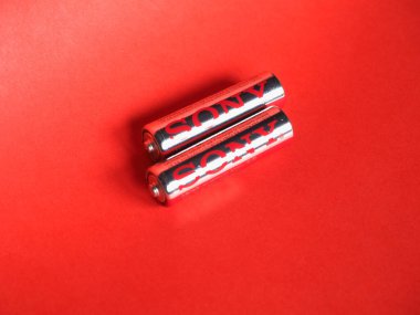 TOKYO, JAPONYA - CRCA Nisan 2021: Sony AA pilleri