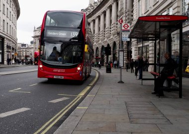 LONDON, İngiltere - CIRCA SEPTEMBER 2019: Regent Caddesi 'nde çift katlı otobüs
