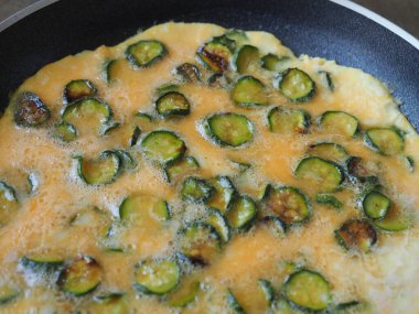 Yumurta ve kabak sebzeli omlet.
