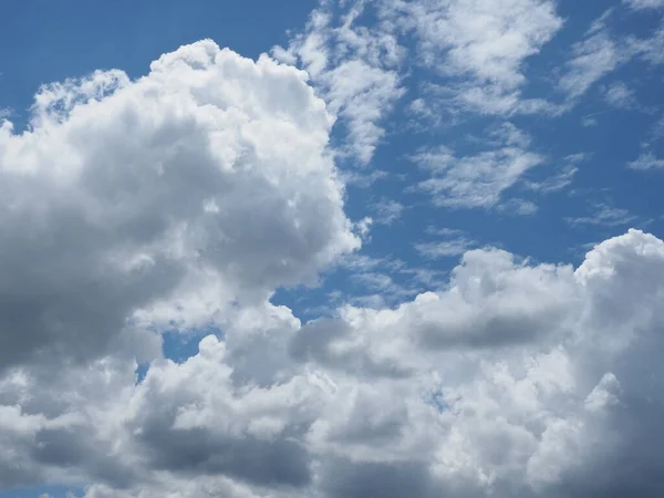Драматическое Бурное Голубое Небо Темными Облаками Полезными Качестве Фона — стоковое фото