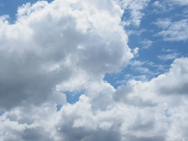 背景に役に立つ暗い雲を持つ劇的な嵐の青い空 — ストック写真