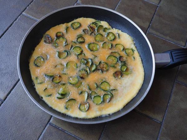 Tortilla Hecha Con Huevos Verduras Calabacín —  Fotos de Stock