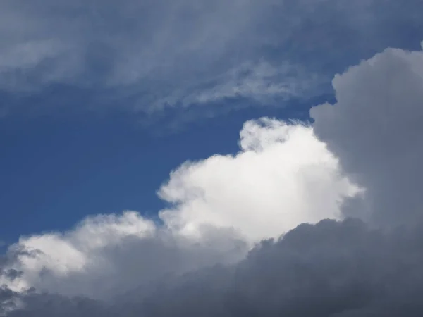 Dramático Céu Azul Tempestuoso Com Nuvens Escuras Úteis Como Fundo — Fotografia de Stock