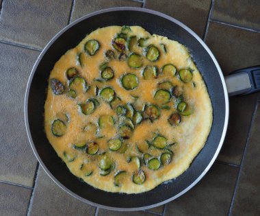 Yumurta ve kabak sebzeli omlet.