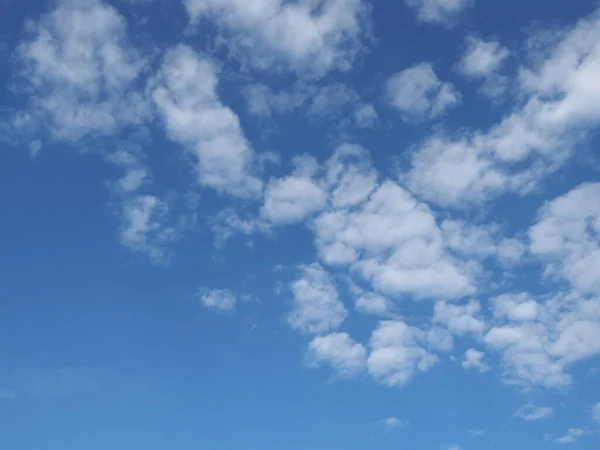 Blå Himmel Med Moln Användbara Som Bakgrund — Stockfoto