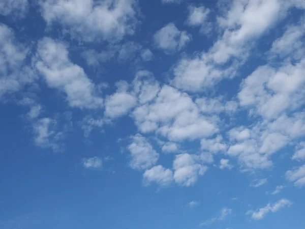 Blå Himmel Med Moln Användbara Som Bakgrund — Stockfoto