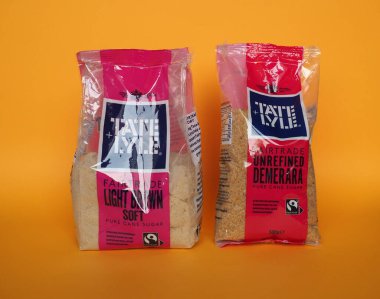 LIVERPOOL, İngiltere - CIRCA HAZİRAN 2021: Tate ve Lyle hafif kahverengi şeker paketi ve arıtılmamış demerara saf kamış şekeri