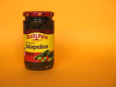 MINNEAPOLIS, ABD - CIRCA HAZİRAN 2021: Dilimlenmiş yeşil Jalapenos kavanozu
