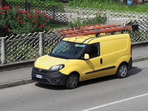 Milan Włochy Circa Lipiec 2021 Żółty Fiat Doblo Cargo Van — Zdjęcie stockowe