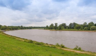 Almanya 'nın Dessau kentindeki Elbe Nehri manzarası
