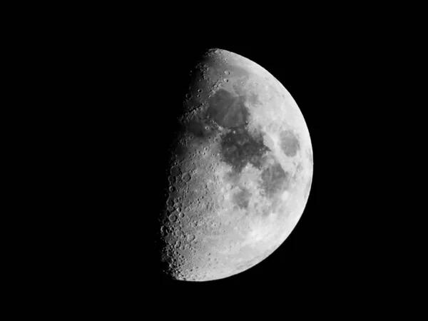 Första Kvartsmånen Sedd Med Ett Astronomiskt Teleskop Svartvitt — Stockfoto