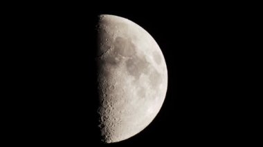 Uydumuzun ilk Çeyrek Ay görüntüsü astronomik bir teleskopla görüldü. Sıcak yaz hava türbülansı Ay gökyüzünde hareket ederken görülebilir