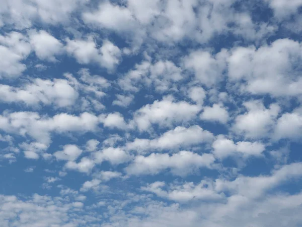 Blå Himmel Med Moln Användbara Som Bakgrund — Stockfoto