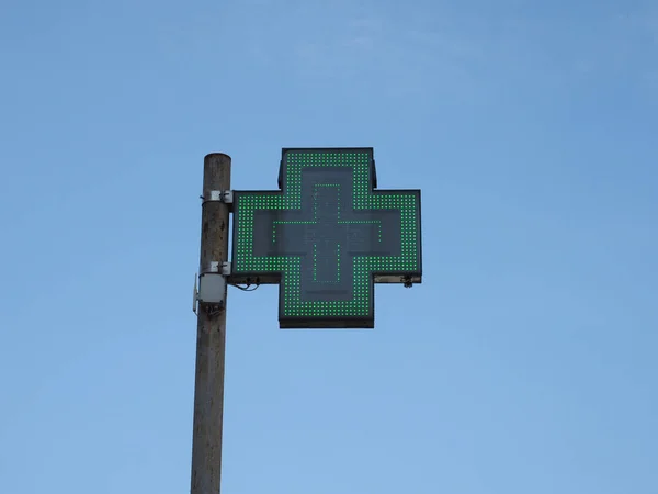 Croce Verde Farmacia Segno Sopra Cielo Blu Con Spazio Copia — Foto Stock