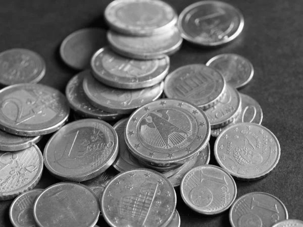 ユーロ硬貨 Eur 黒と白の黒の背景に欧州連合 の通貨 — ストック写真