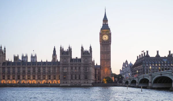 Aka 威斯敏斯特宫在晚上在伦敦 英国议会两院 — 图库照片