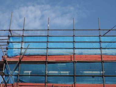 İnşaat alanındaki inşaat işleri için geçici yapı iskelesi