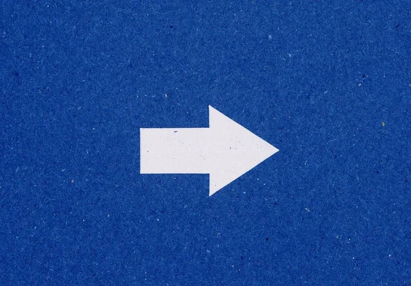 Белый Знак Стрелки Вправо Синем Фоне — стоковое фото