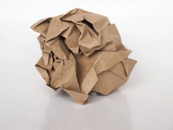 棕色纸背上的折皱纸球 — 图库照片
