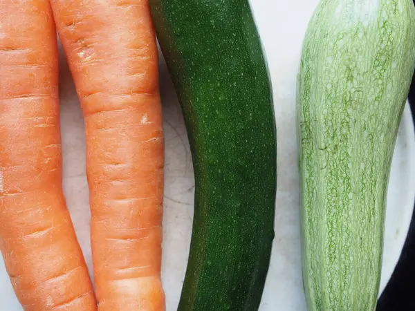 野菜の中にはコレットやニンジンなどが入っています — ストック写真