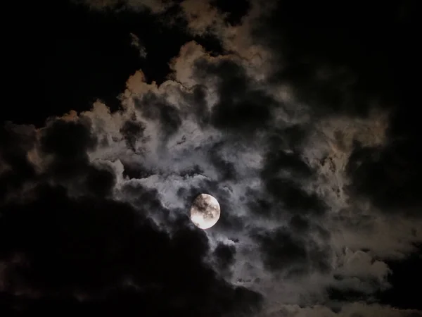 Lune Lumière Derrière Les Nuages Sombres Par Temps Orageux — Photo