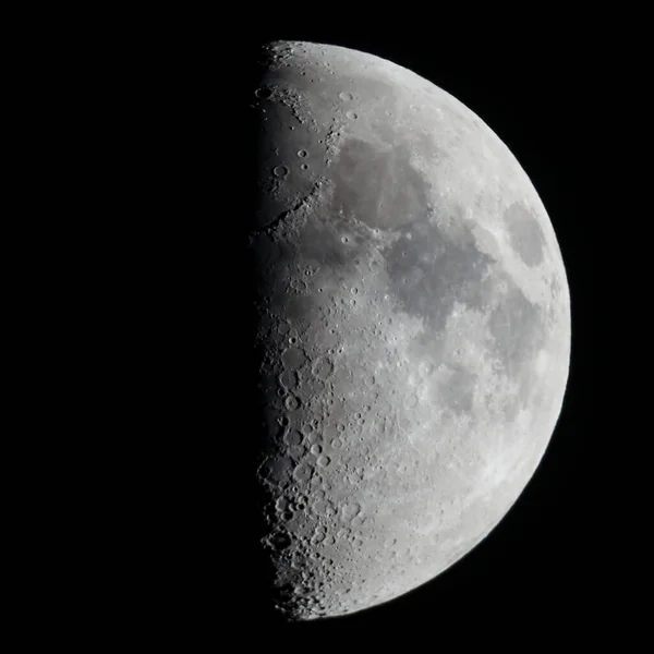 Första Kvartalsmånen Sedd Med Astronomiskt Teleskop — Stockfoto