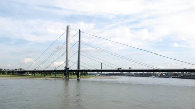 Duesseldorf, Almanya 'da Rhein Nehri manzarası
