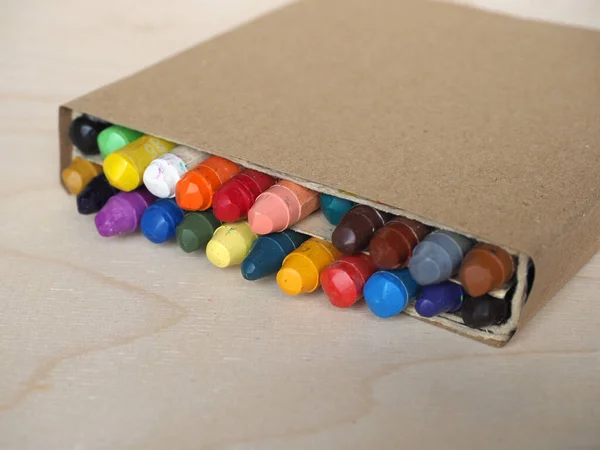 Lápis Cera Multicolorido Uma Caixa Papelão — Fotografia de Stock