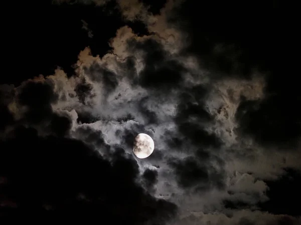 Lune Lumière Derrière Les Nuages Sombres Par Temps Orageux — Photo