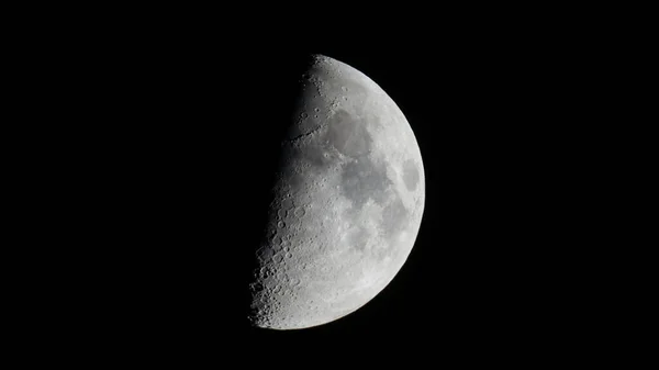 Första Kvartalets Halvmåne Sedd Med Astronomiskt Teleskop — Stockfoto