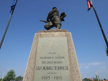 SAN MAURO, İtalya - CIRCA HAZİRAN 2021: Birinci Dünya Savaşı 'nın Ölüleri Anıtı 1915 1918