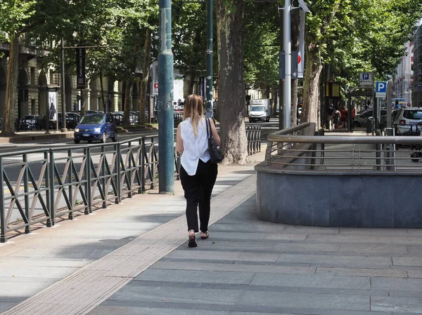 Turin Itálie Circa August 2021 Žena Stanici Metra Umberto — Stock fotografie