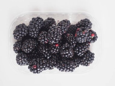 Pakette böğürtlen meyveleri